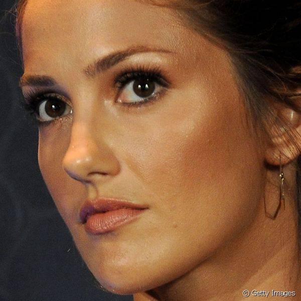 Nesse evento de 2012 o blush bronze foi usado pela atriz para contornar o rosto logo abaixo das bochechas